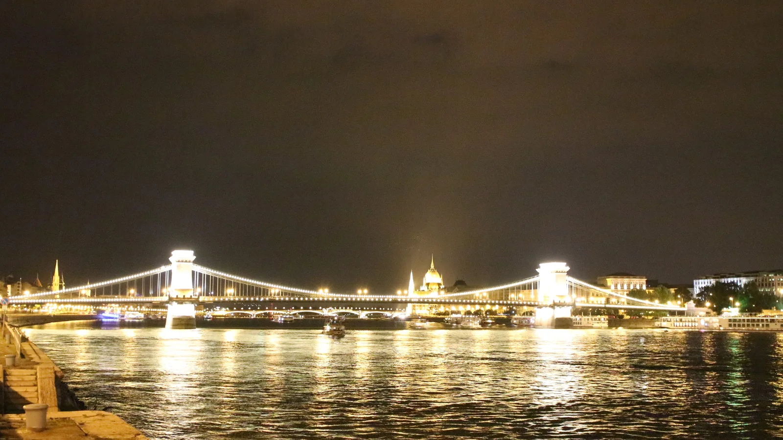 A Széchenyi lánchíd éjszaka Budapesten